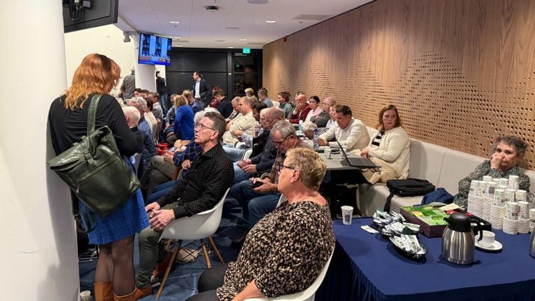 Full public gallery in Moerdijk town hall (photo: Erik Peeters)