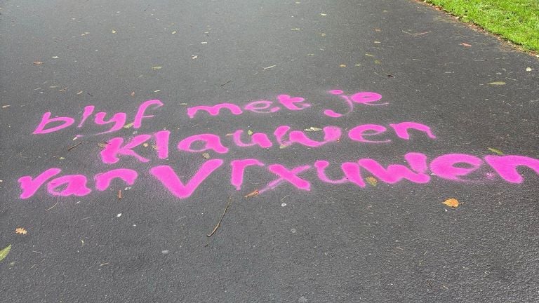 A slogan sprayed in the Valkenberg city park (photo: Dolle Mina's).