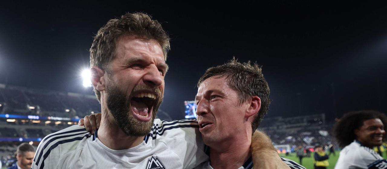 Thomas Müller (l.) cheers with Ryan Gauld