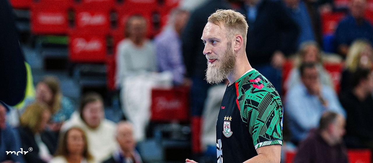 Matthias Musche (SC Magdeburg, 06) holds the ball in his hand