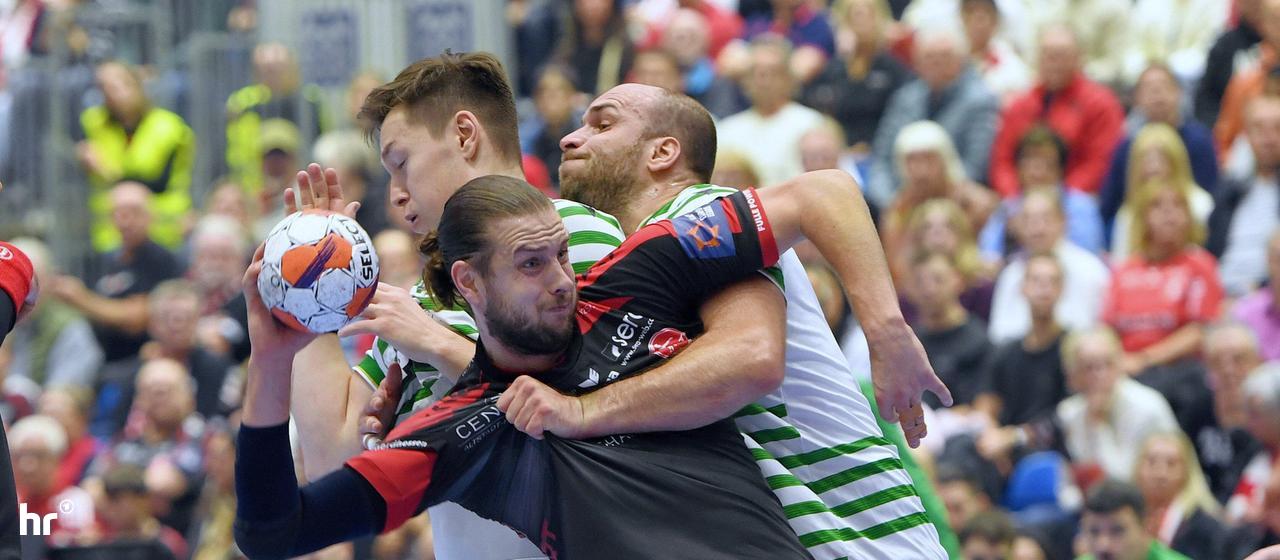 Olle Forsell Schefvert from MT Melsungen (middle) prevails against two opponents.