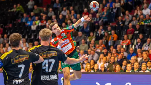 Renars Uscins throwing a goal against IK Sävehof