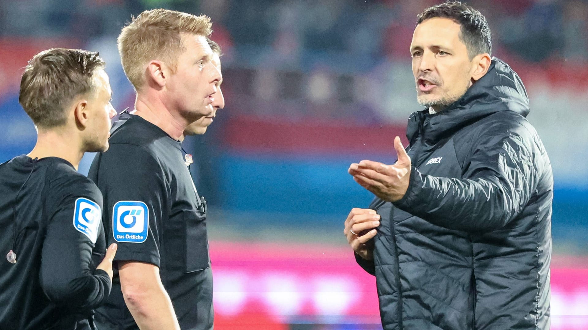 Dino Toppmöller (r.) after the game: The Frankfurt coach was not satisfied with the performance of the referee team.