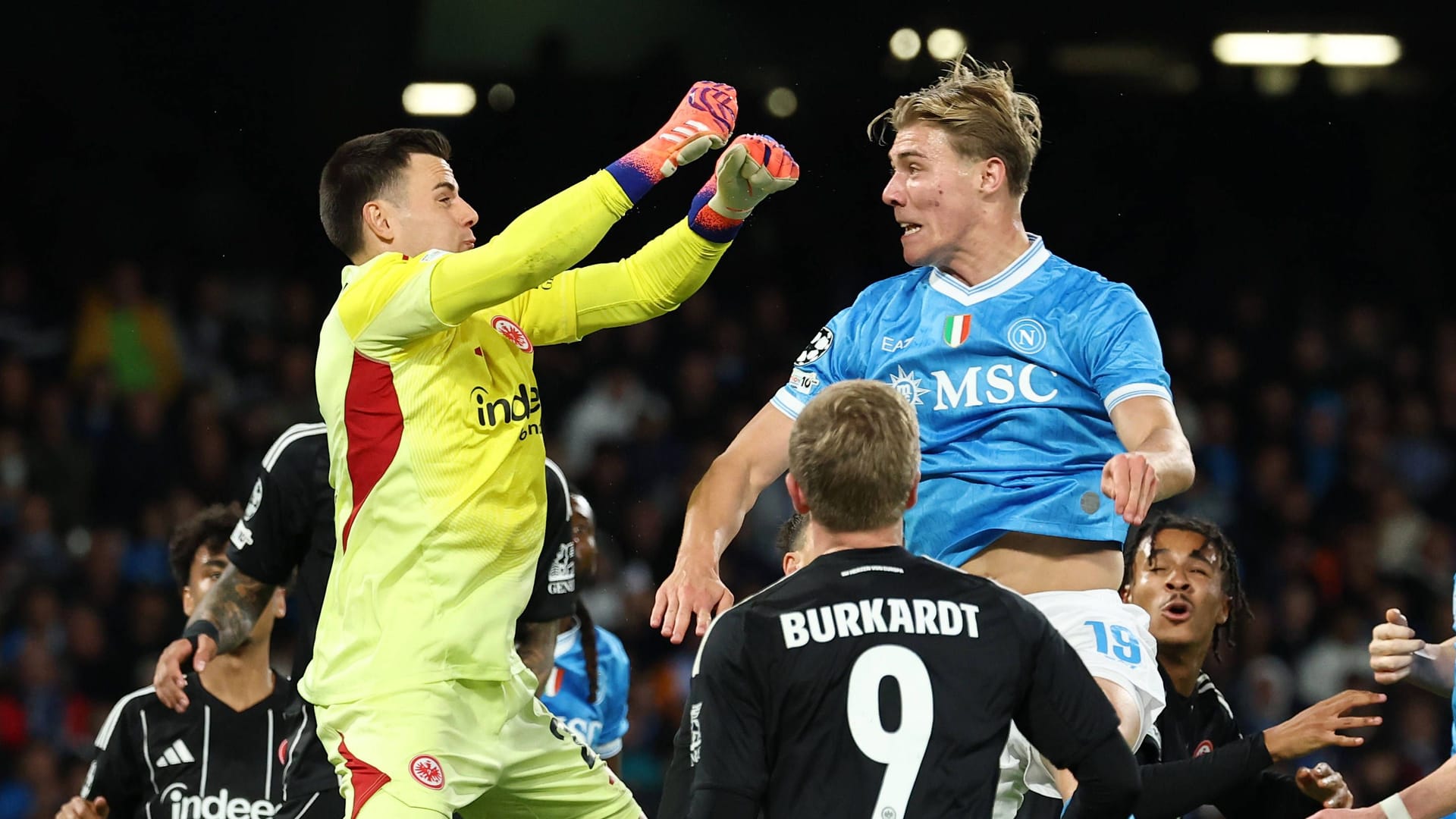 Michael Zetterer (l.): Eintracht's goalkeeper saved Frankfurt.