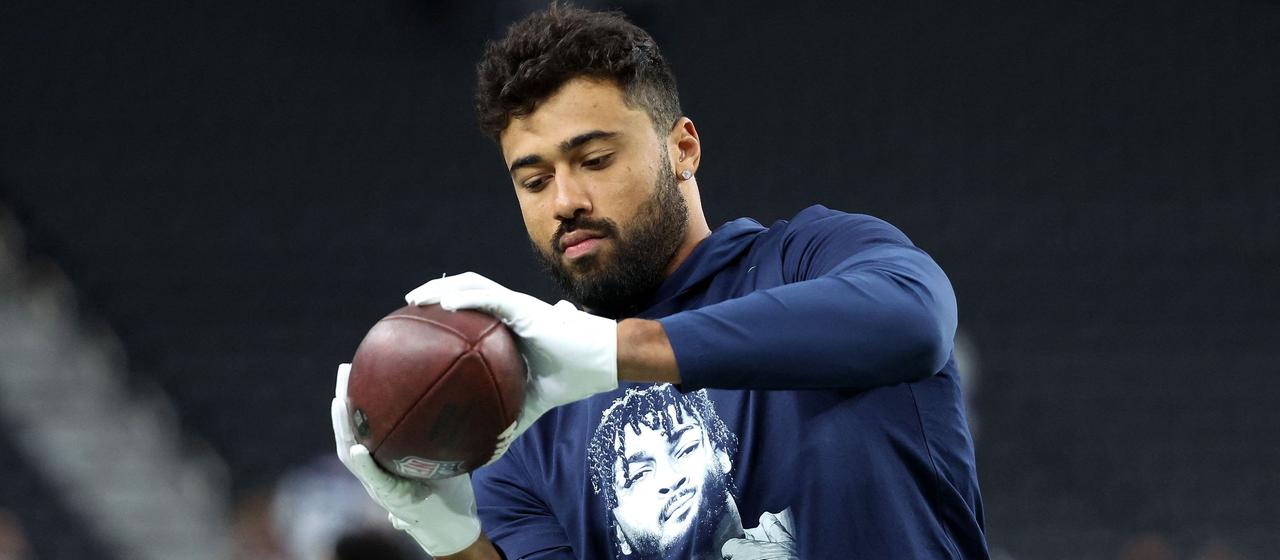 The Dallas Cowboys around player Brevyn Spann-Ford wear a T-shirt in memory of the late Marshawn Kneeland