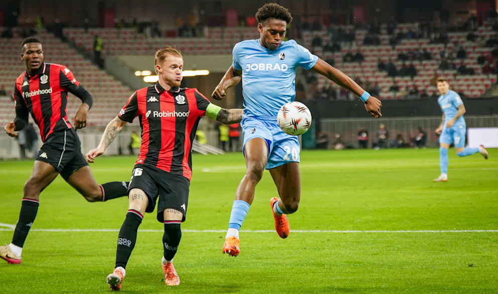 Melvin Bard (25/m.) kann Junior Adamu (24/r.) nur hinterherschauen