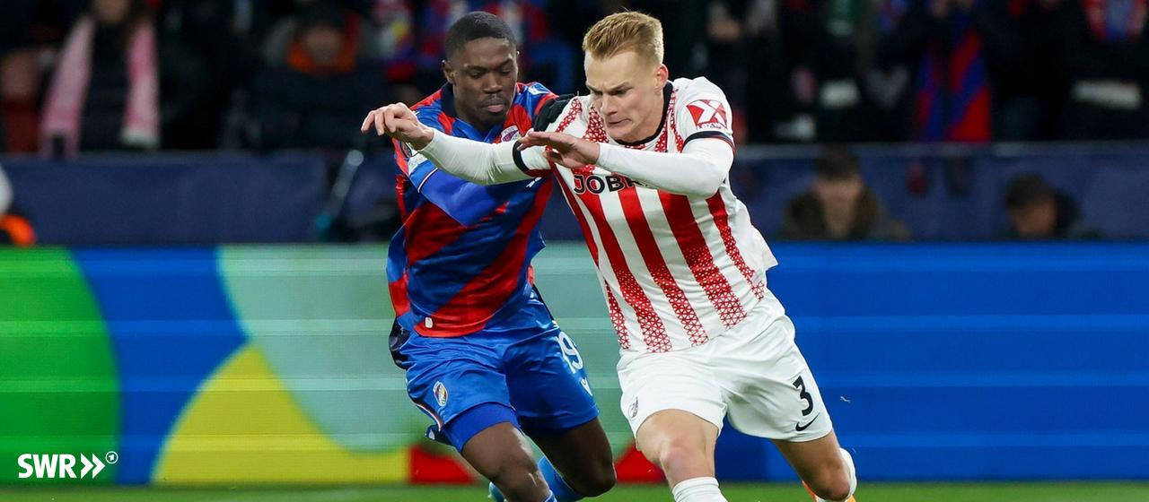 Cheick Souare (Viktoria Pilsen) and Philipp Lienhart (SC Freiburg) in a duel.