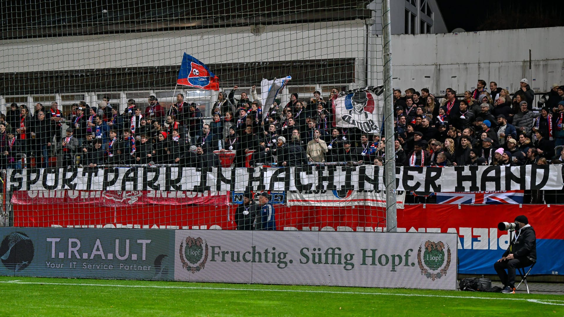 "Sports park in Hachinger hands": Unterhaching fans show a banner against the sale of the stadium to FC Bayern.