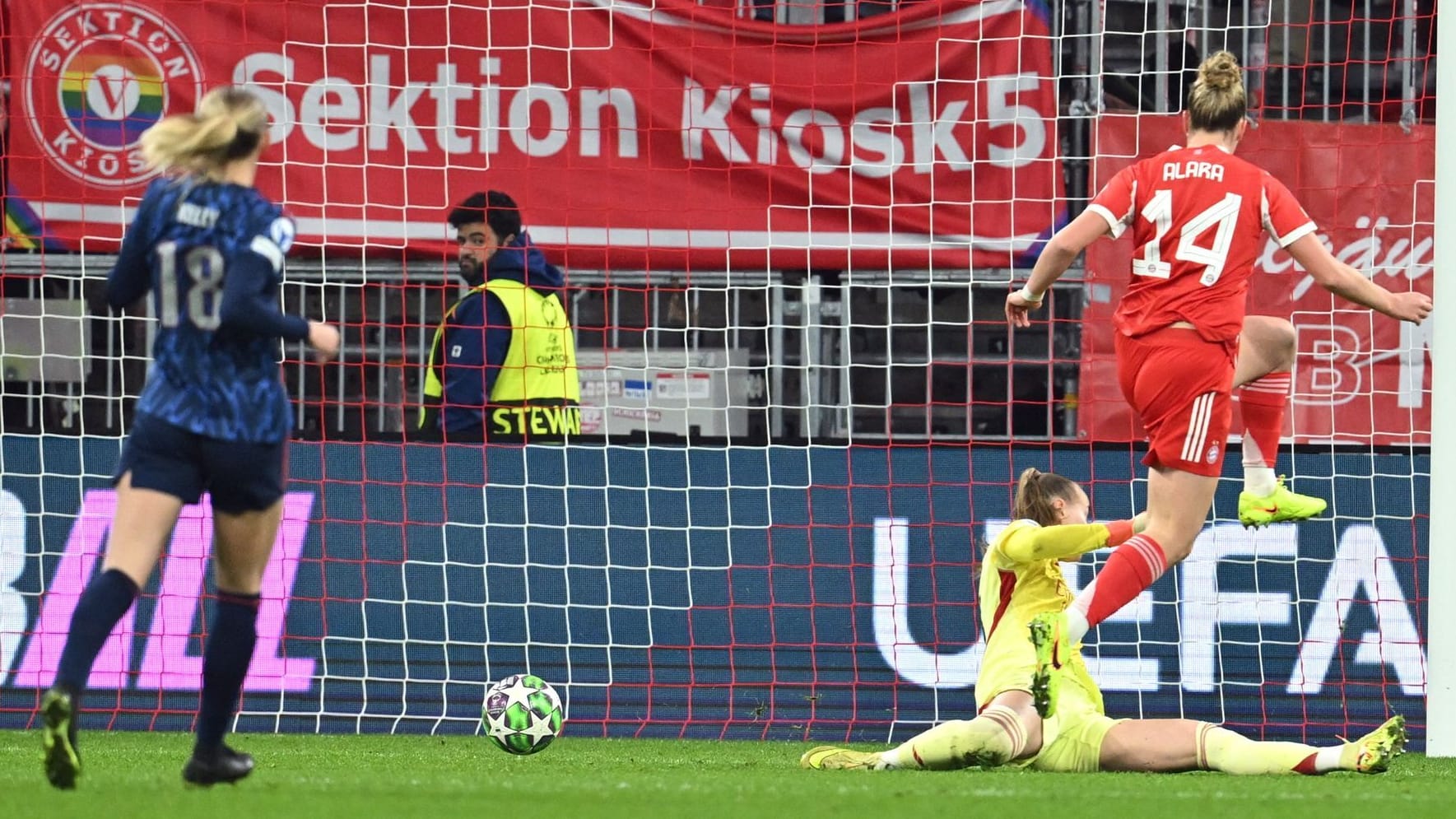 The interim goal: Bayern's Alara (r.) scores 1-2 against Arsenal.