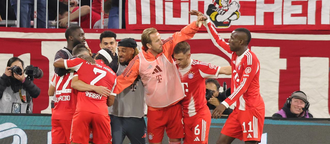 Munich's players celebrate the 3-0 together with Harry Kane