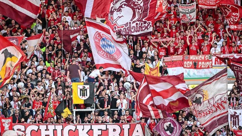 FC Bayern fans: They have difficult travel conditions in Paris. FC Bayern fans: They have difficult travel conditions in Paris.