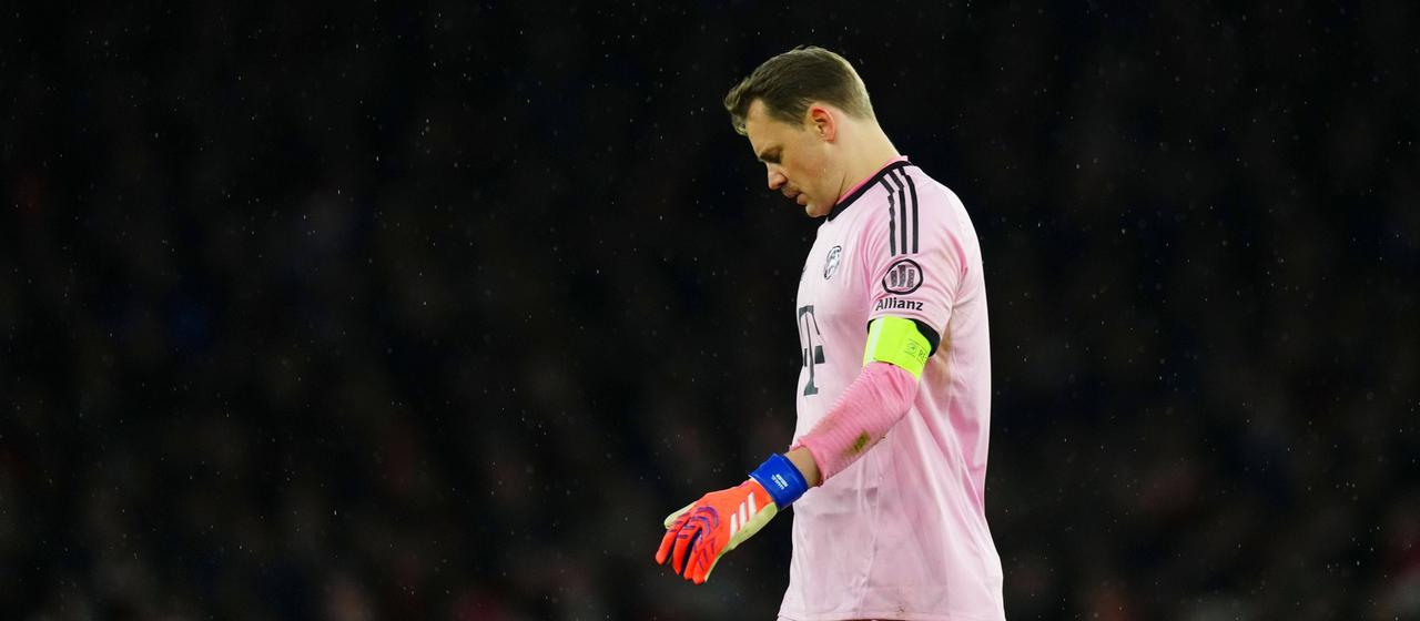 Manuel Neuer looks down disappointed