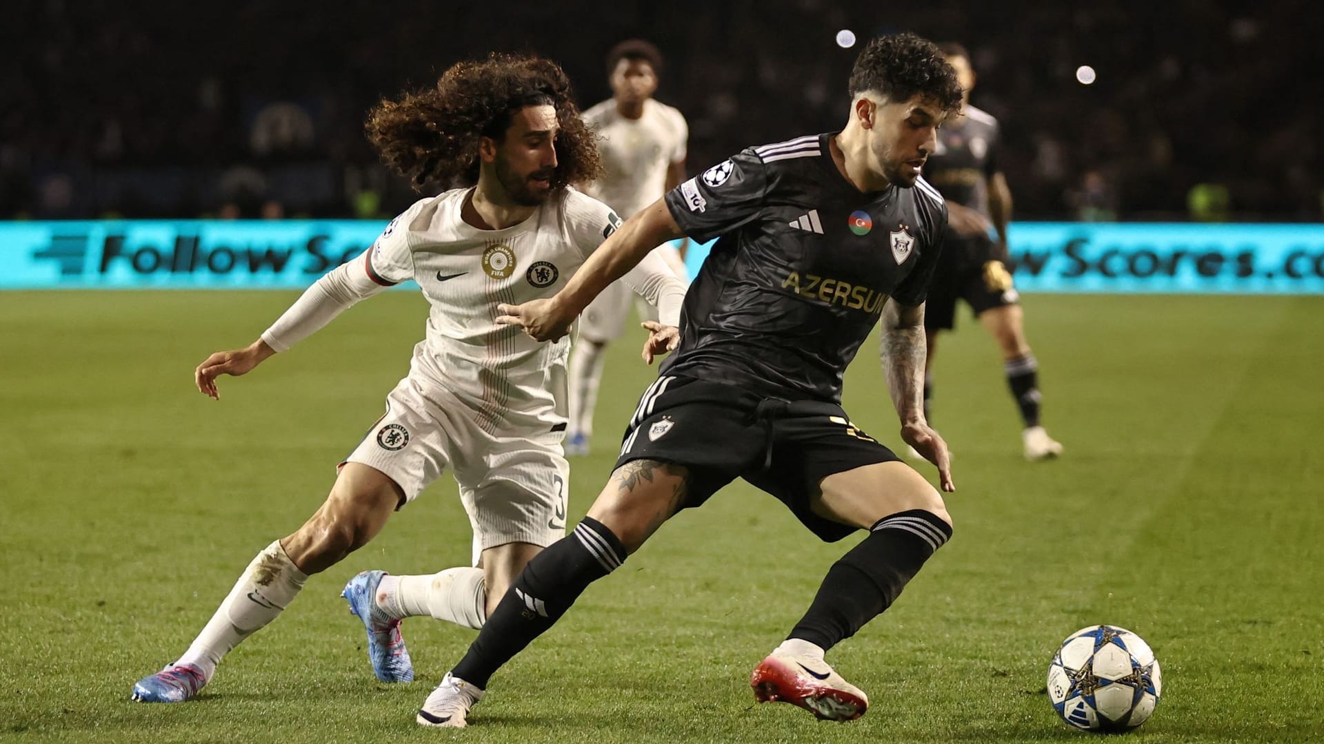 Chelsea's Cucurella (l.) in a duel with Qarabag's Kady: Both teams gave each other nothing.