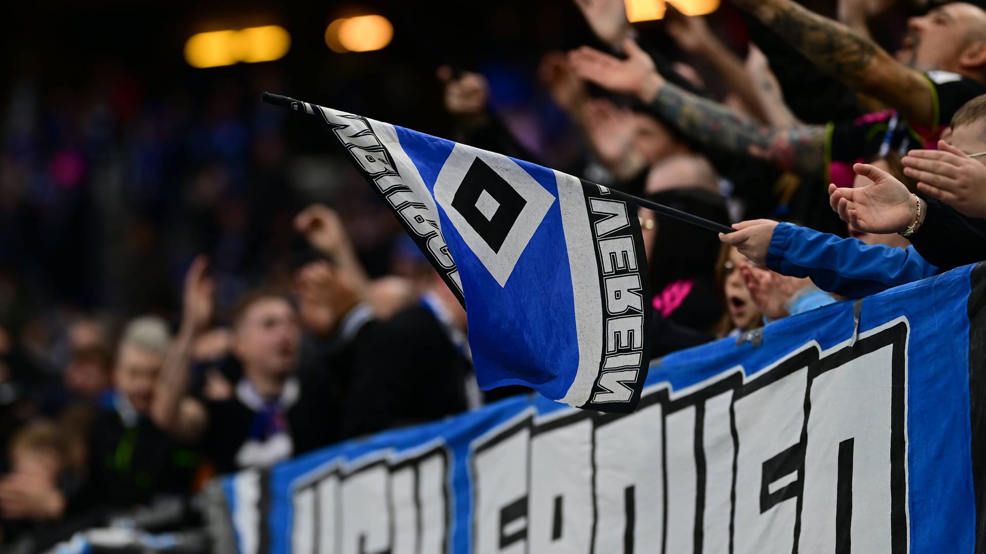 HSV flag (symbolic image): A fan was injured in the head during the away game in Cologne. Now the police are looking for witnesses.