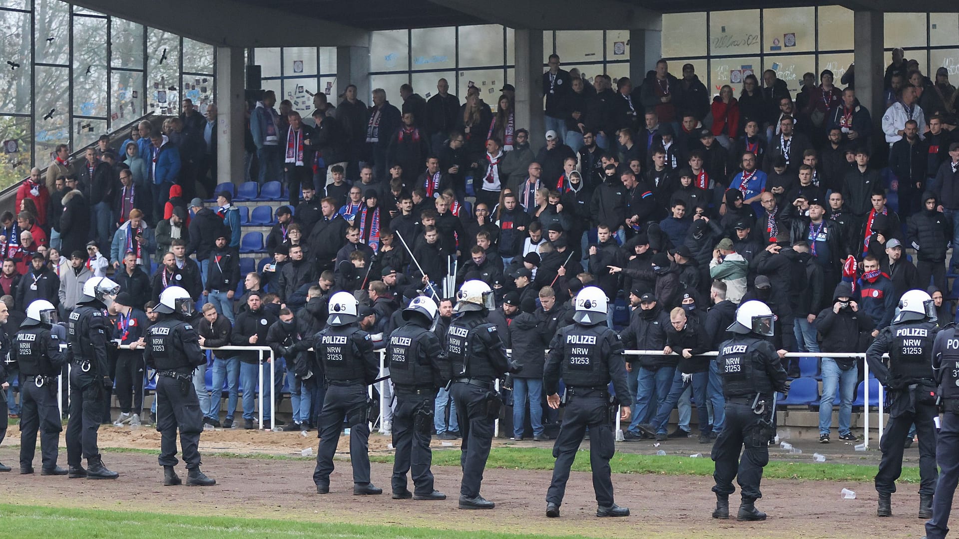 Fans at the sports center in Meerbusch-Buederich: The police positioned themselves in front of the Wuppertal supporters.