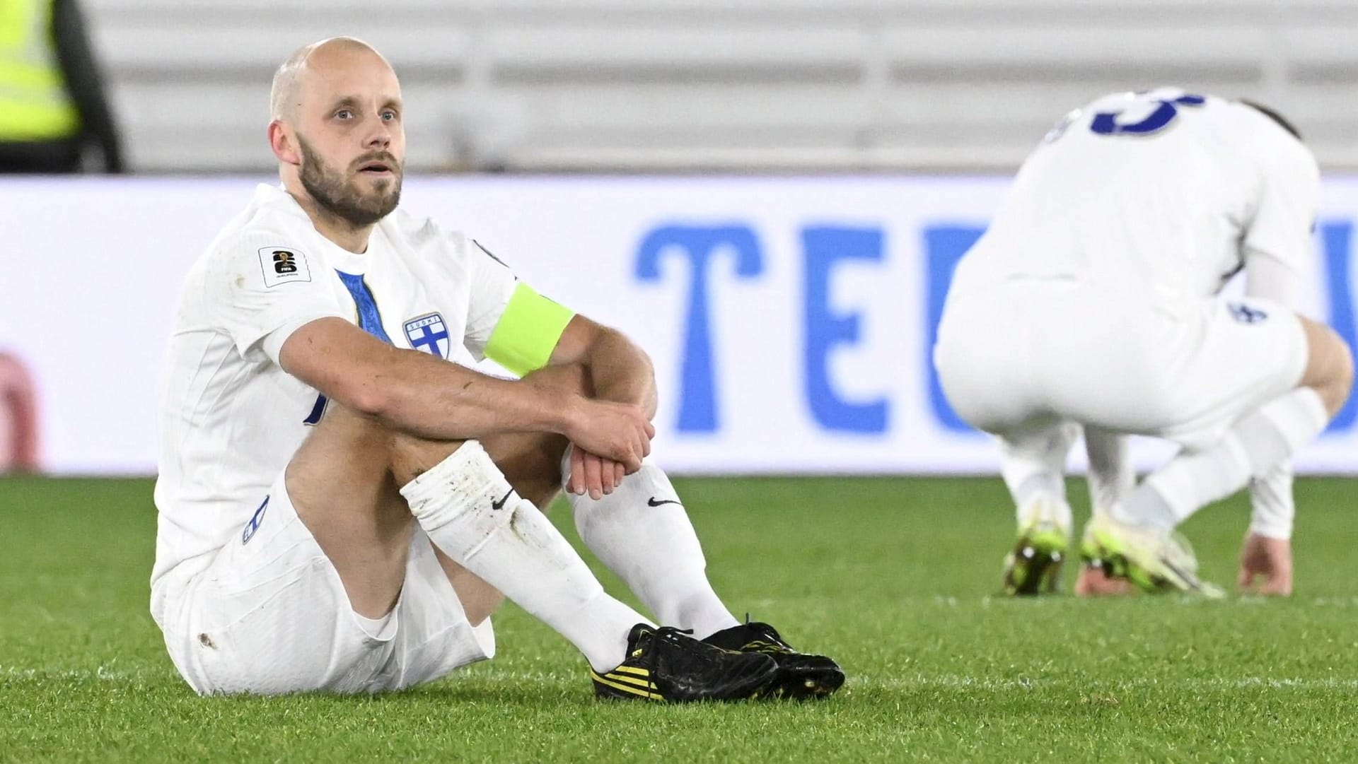 Teemu Pukki (l.) disappointed on the ground: The former Schalke 04 striker lost the home game with his team.