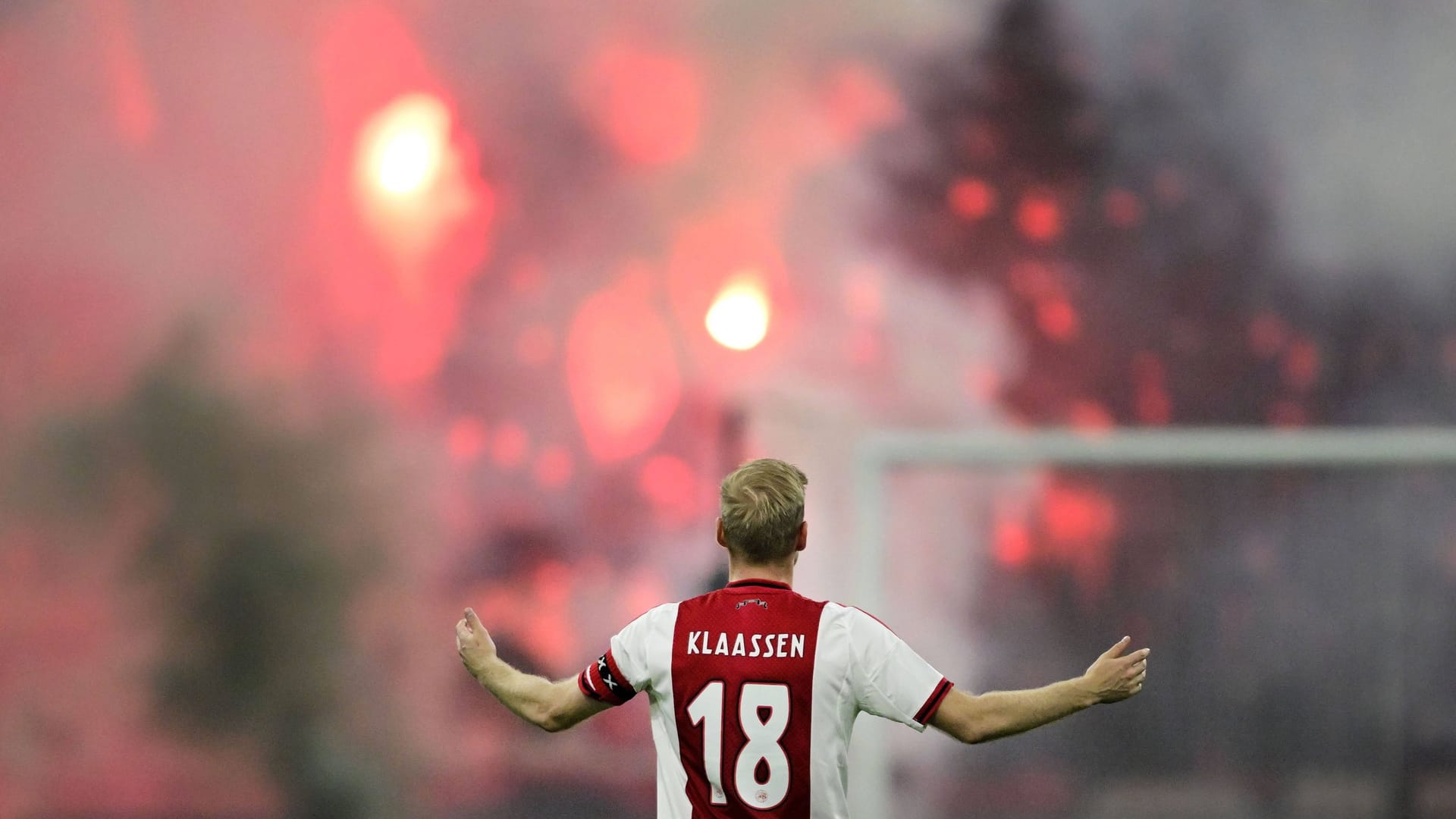 Ajax captain Davy Klaasen was stunned by his own fans: They even set the lawn on fire.