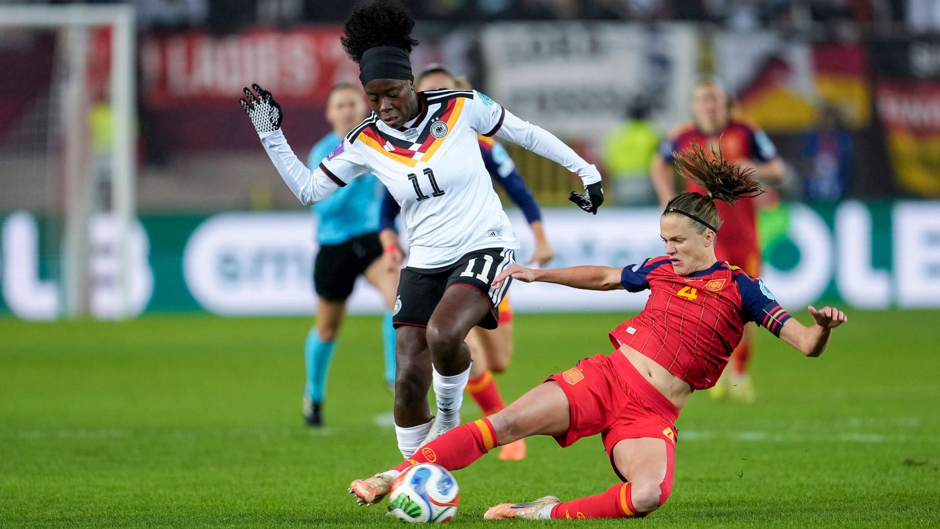 Pressure phase: Germany's Anyomi (left) in attack against Spain's Irene Paredes.