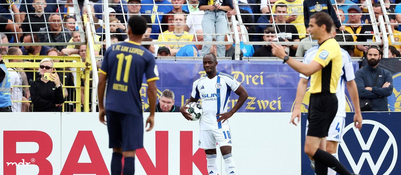 In the picture, referee Max Burda interrupts the game. Christopher Antwi-Adjei 18, Schalke. 