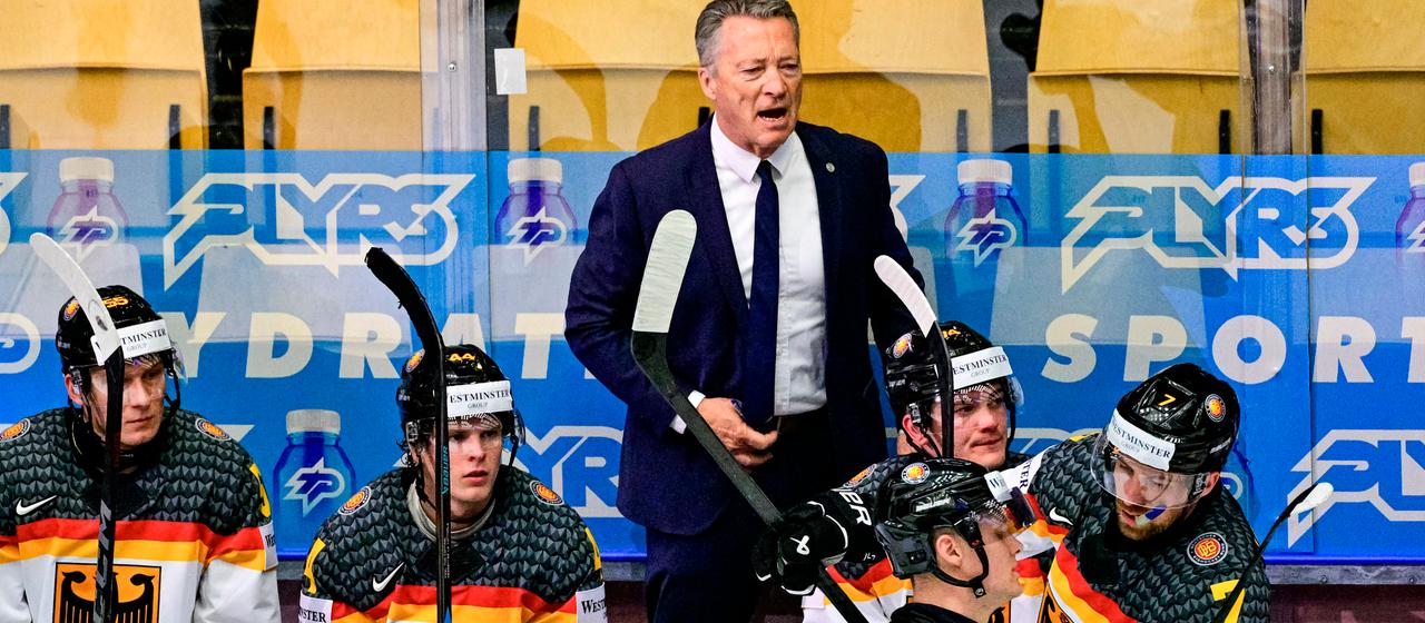 National coach Harold Kreis behind the bench of the national ice hockey team