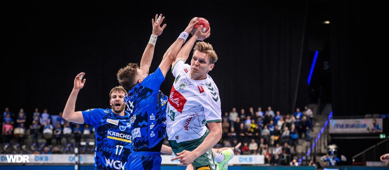 Minden's Niclas Benedict Heitkamp in a duel with Stuttgart's Simone Mengon 