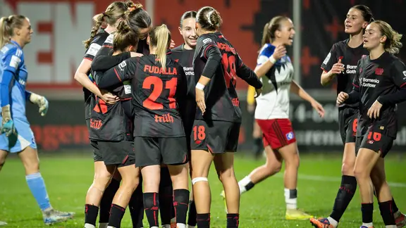 Celebrations from the Bayer Leverkusen players against HSV