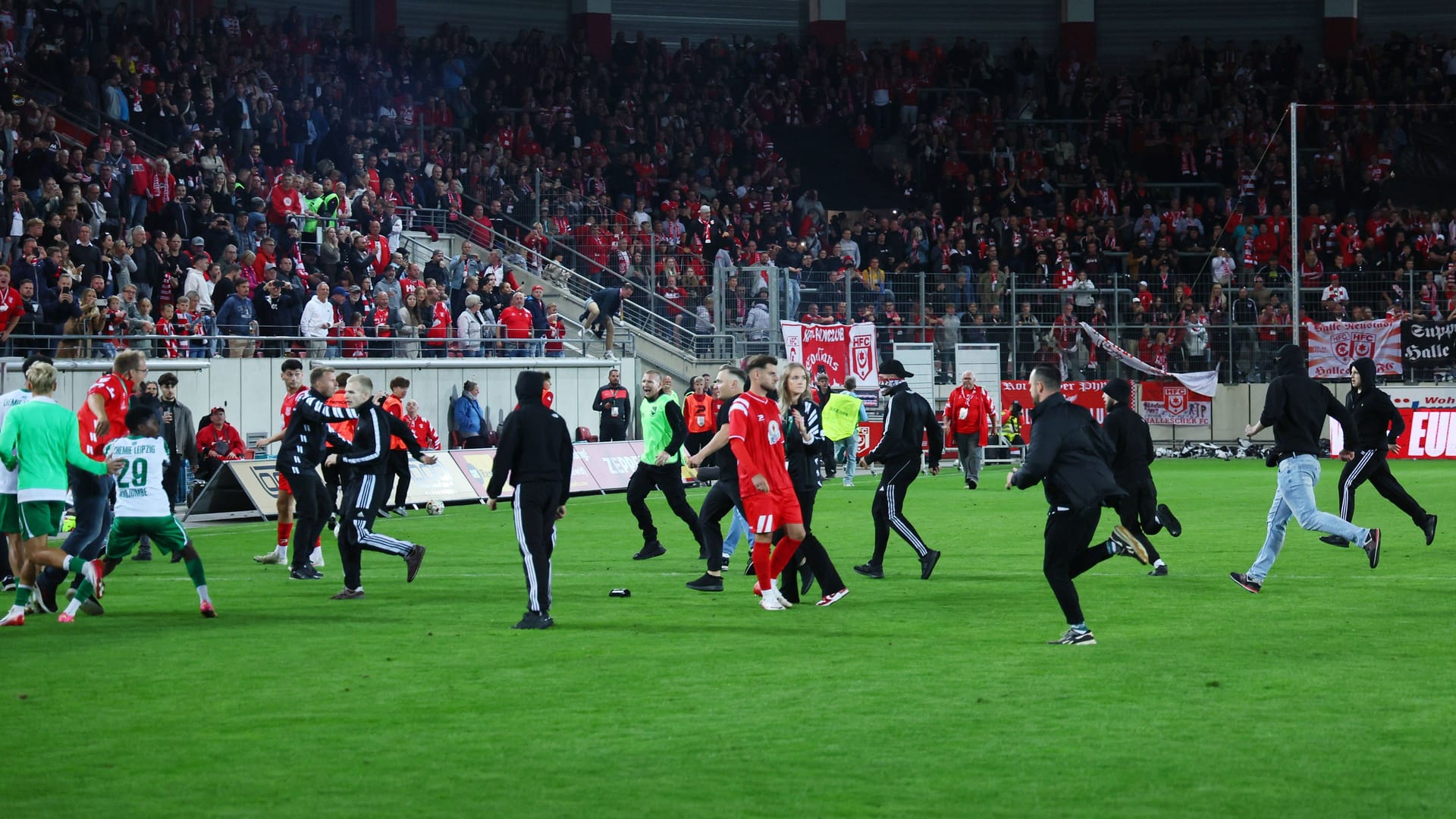 After the game against Leipzig in September, Halle fans stormed the pitch. Now there was a penalty. (archive image)