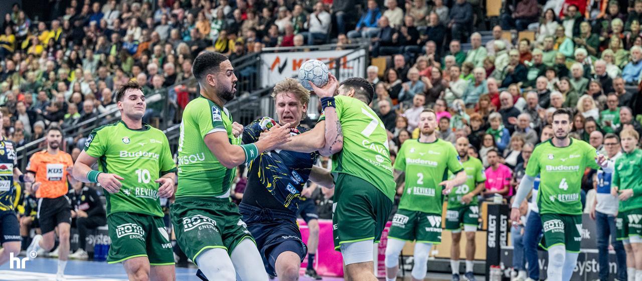 The HSG players try to join forces to stop Edwin Aspenbäck from the Rhein-Neckar Löwen.
