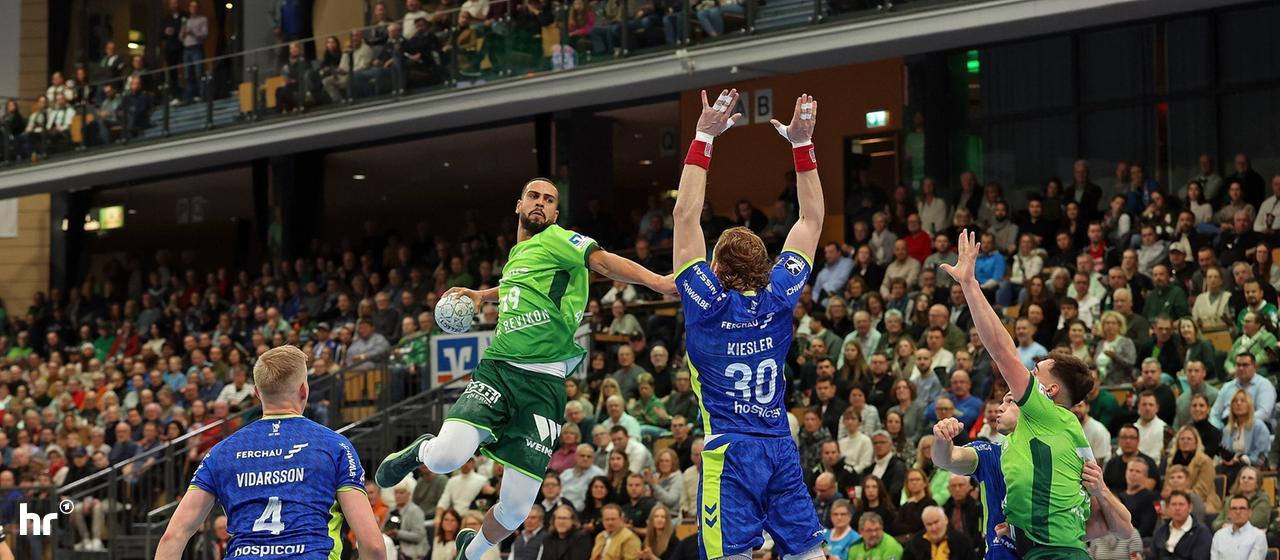 Wetzlar's Philipp Ahouansou rises high in the game against Gummersbach.