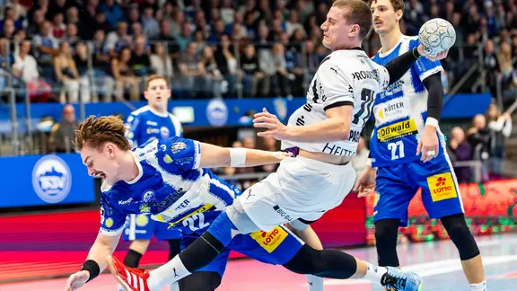 Elias Ellefsen a Skipagotu (r., THW Kiel) is stopped
