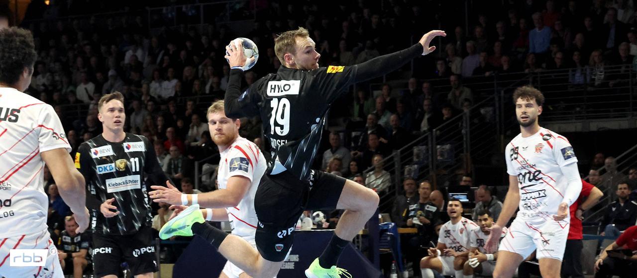 Mathias Gidsel from Füchse Berlin throwing. (Photo: IMAGO / Nordphoto)