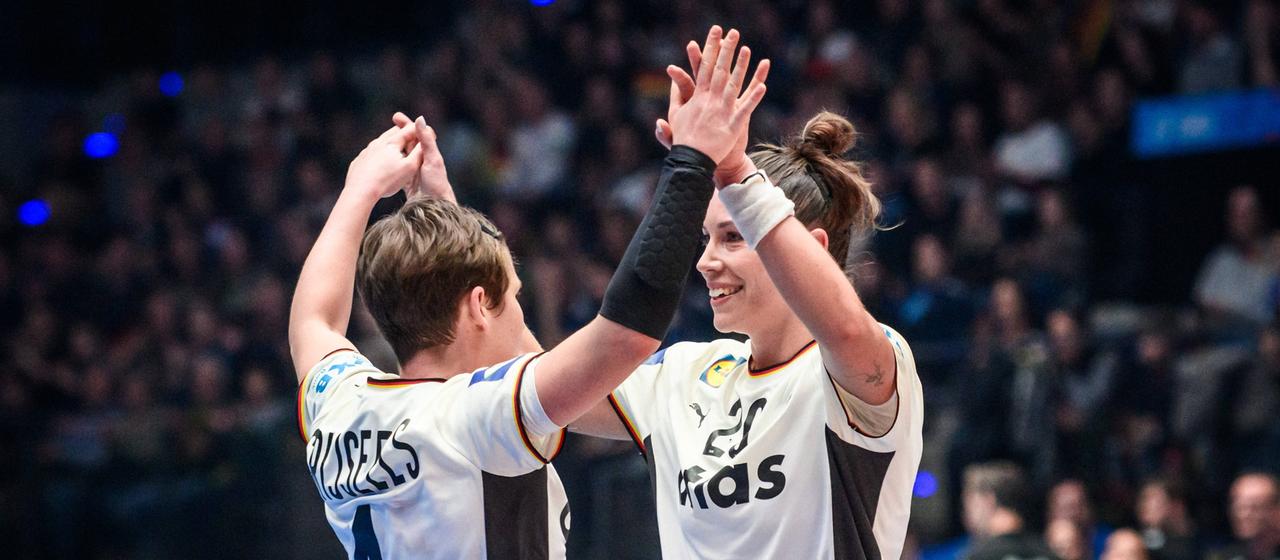 Germany's Emily Vogel (r.) and Alina Grijseels (l.) celebrate the victory against the Icelanders