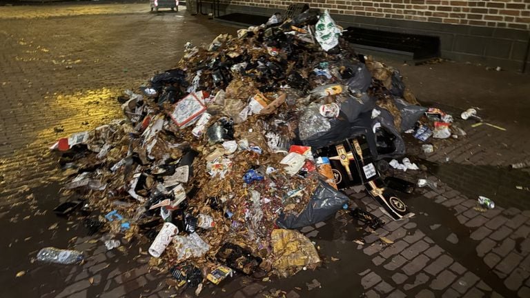 The sweeper trucks take the waste to a central location where the garbage truck collects it again (photo: Wilco Zonneveld).