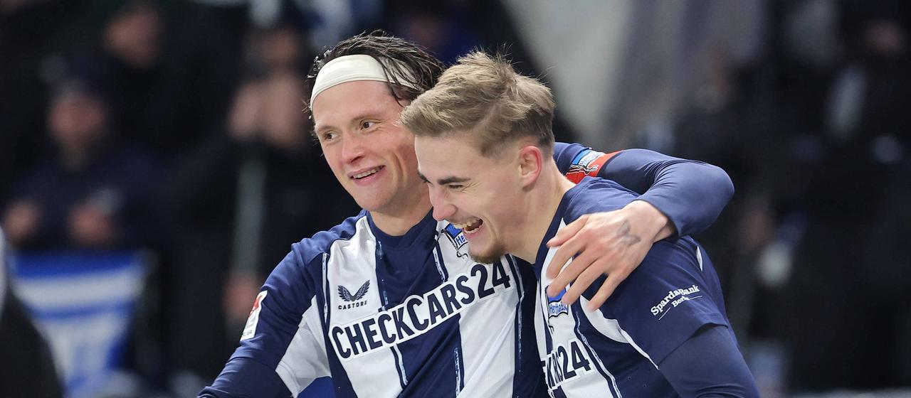 Marten Winkler celebrates his goal with Fabian Reese