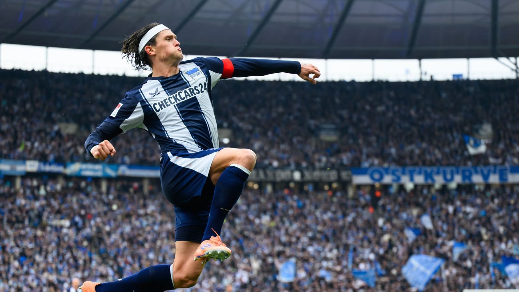 Fabian Reese celebrates: The Hertha captain scored for his team.