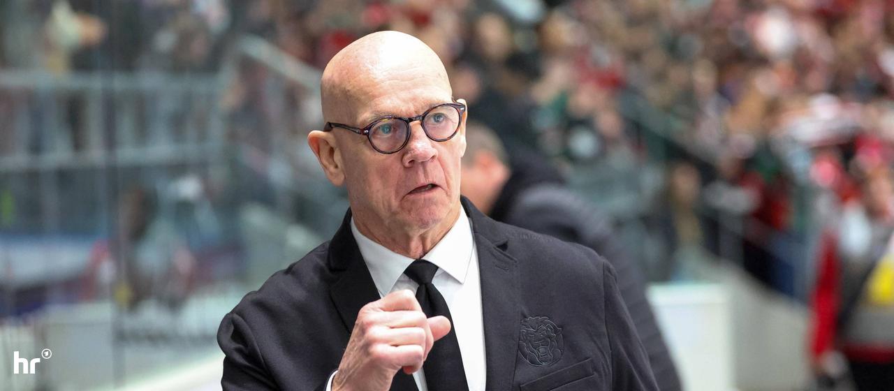 Löwen Frankfurt: Former coach Tom Rowe pumps his fist