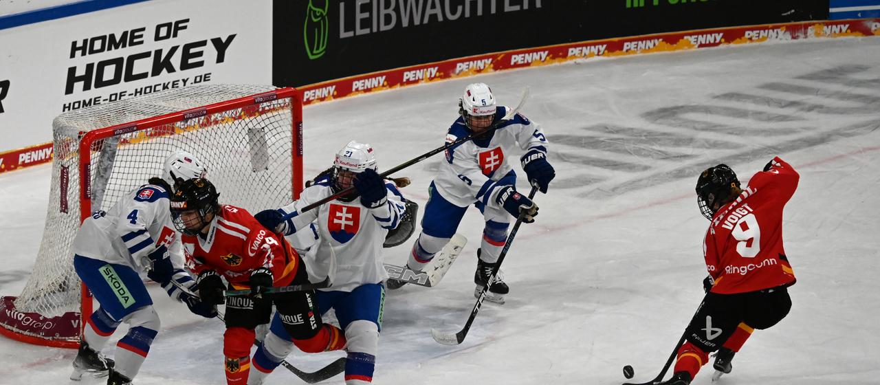 Svenja Voigt shooting on goal