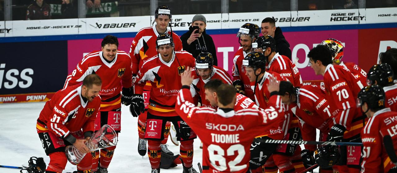 Moritz Müller celebrates with the Germany Cup and his teammates