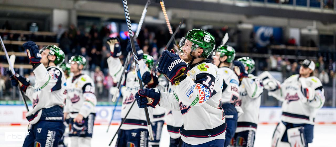 Cheers at the Eisbären Berlin (imago images/Eibner press photo)