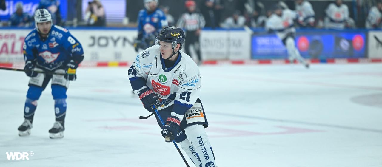 Iserlohn's Lua Niehus (from) in the game against the Dresden Ice Lions