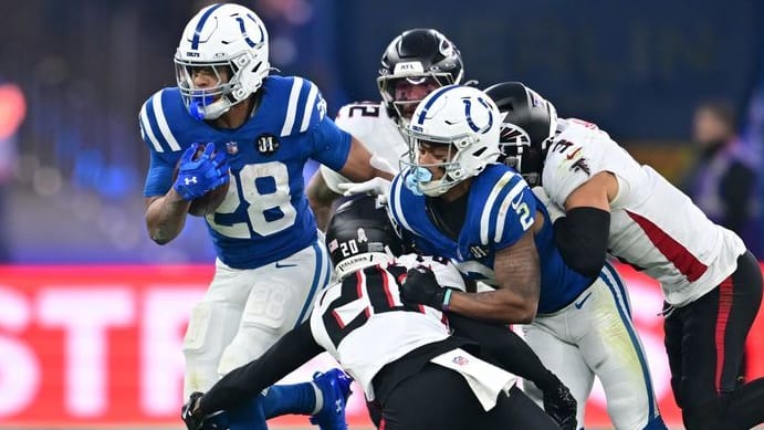 Jonathan Taylor (l., Indianapolis Colts) is attacked by Dee Alford (Atlanta Falcons).