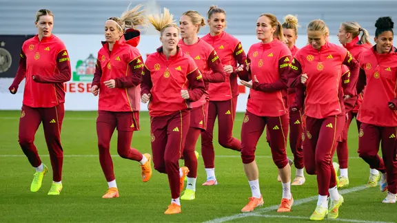 The DFB women warm up during training