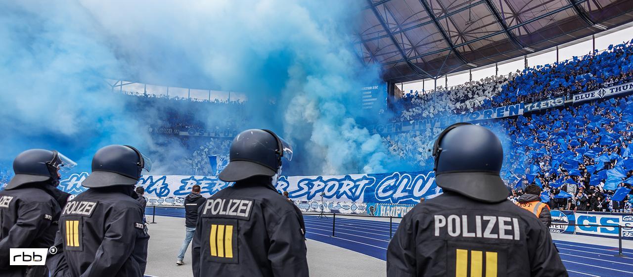 Football: 2nd Bundesliga, Hertha BSC - Dynamo Dresden, 11th matchday, Olympic Stadium. Hertha BSC fans set off pyrotechnics with blue smoke. Police officers in protective clothing secure the interior of the stadium in front of the east curve. (Source: dpa/Andreas Gora)