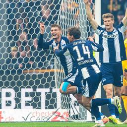 The Hertha BSC players celebrate the 1-0 win against Dynamo Dresden. (Photo: IMAGO / Matthias Koch)