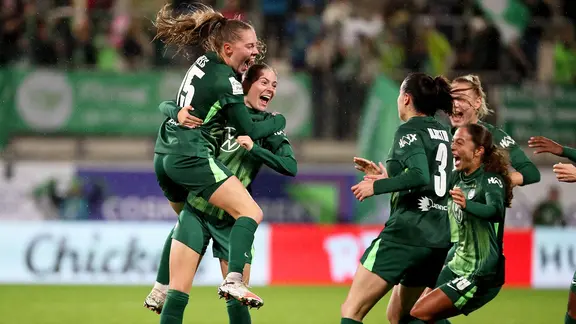 Wolfsburg's Smilla Vallotto (2nd from left) and her teammates cheer.