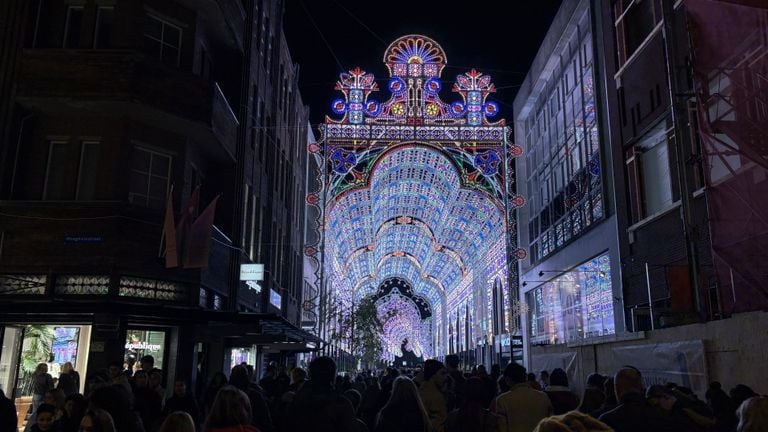 You could also walk over the heads in the light tunnel (photo: Rogier van Son).