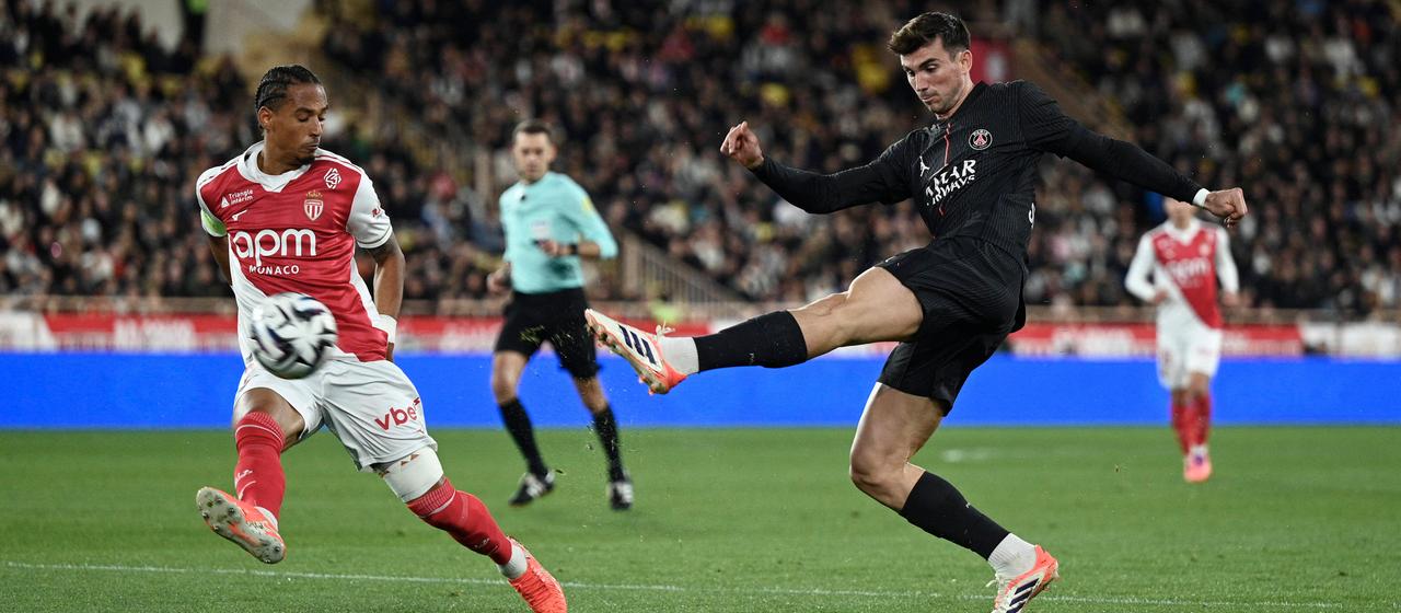 Paris' Fabian Ruiz (r.) in a duel with Monaco's Thilo Kehrer