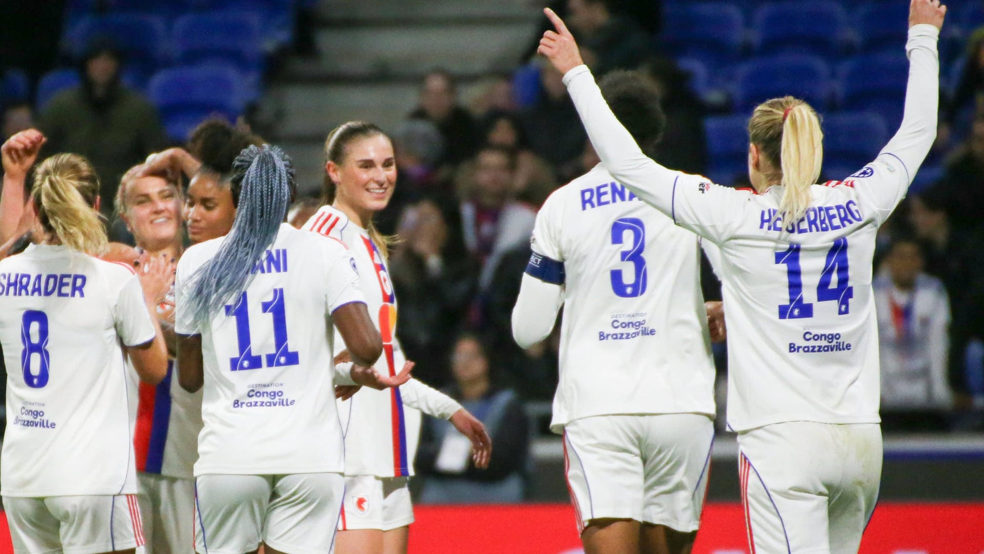 In the middle: Jule Brand (M.) celebrates with her teammates against Wolfsburg.