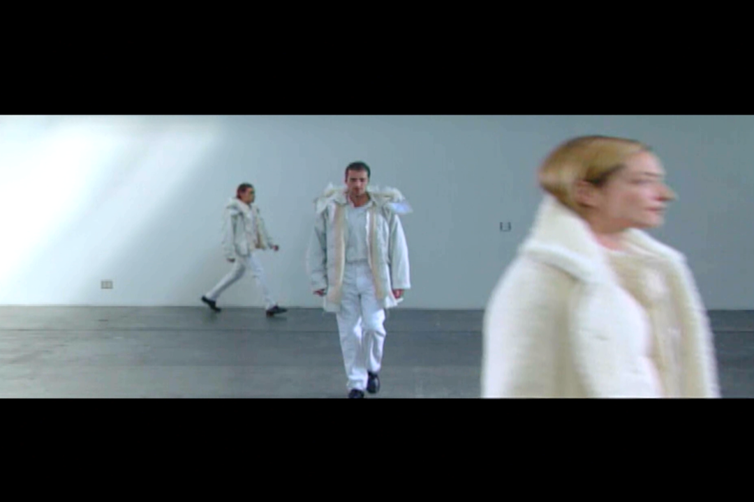 Exhibition SÉANCE DE TRAVAIL Helmut Lang, video still, Helmut Lang Collection Hommes Femmes Séance de Travail Défilé # Hiver 98/99 (1998). People pictured: Daniel Küpper (left), Armbruster (middle), Tatjana Patitz (right). Exhibition SÉANCE DE TRAVAIL Helmut Lang, video still, Helmut Lang Collection Hommes Femmes Séance de Travail Défilé # Hiver 98/99 (1998). People pictured: Daniel Küpper (left), Armbruster (middle), Tatjana Patitz (right).