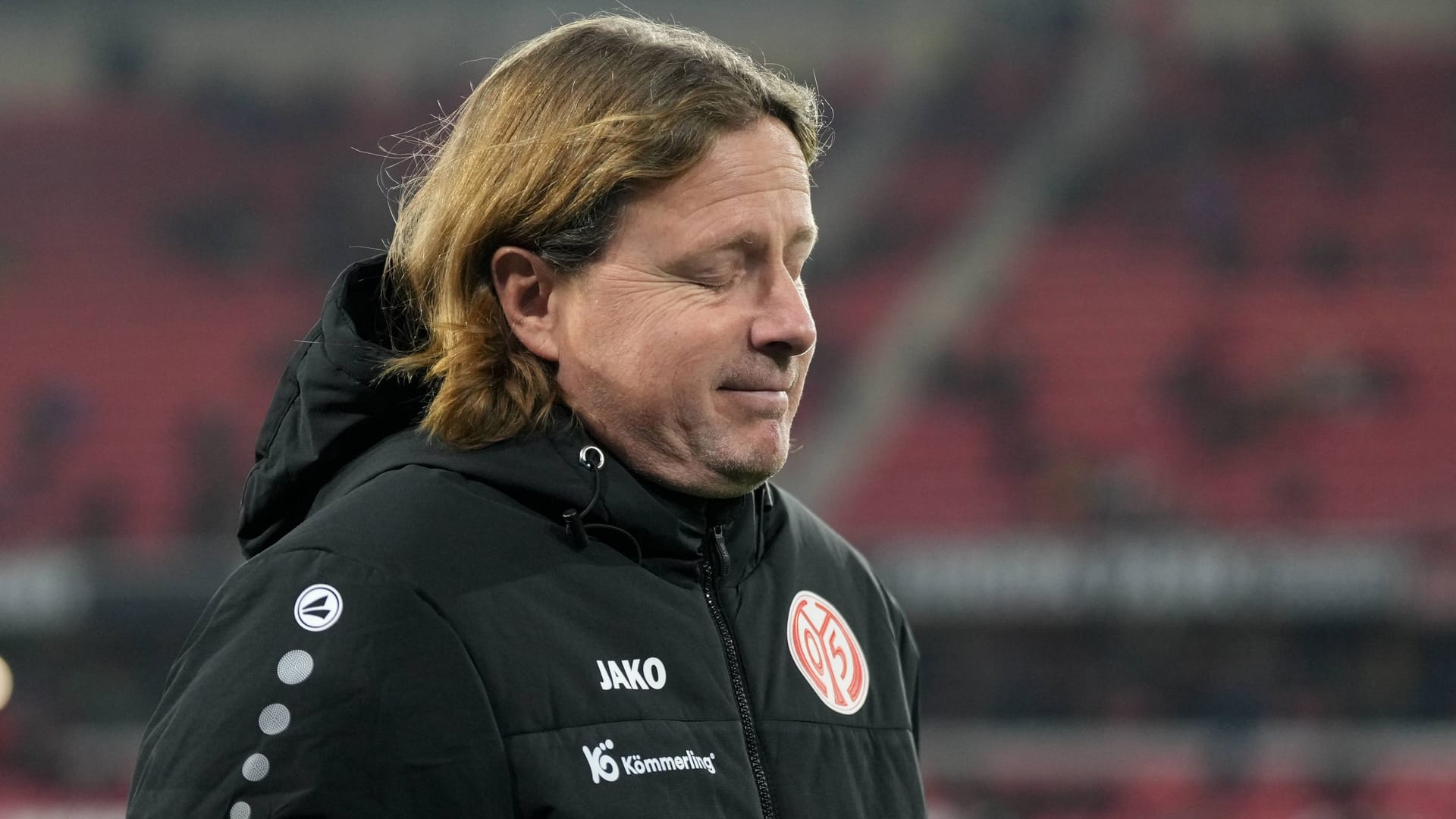 Bo Henriksen: His chair in Mainz wobbles.